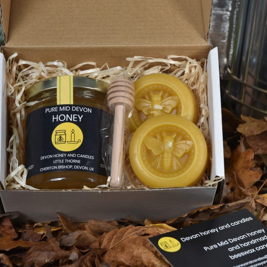 English honey and beeswax candle giftset